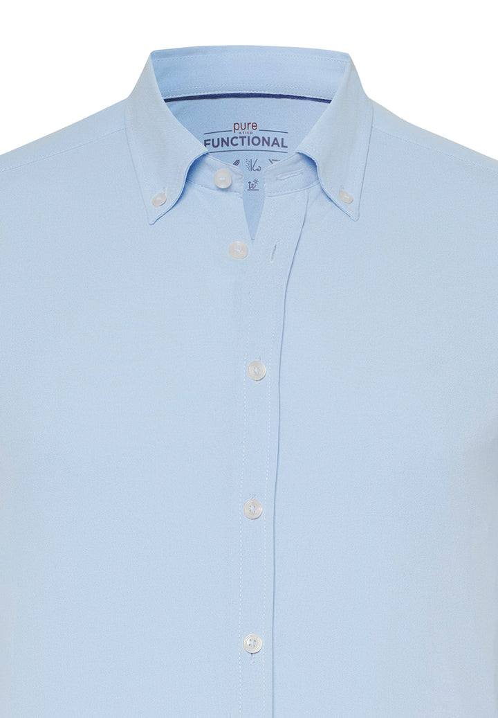 Nahaufnahme des Kragens vom 4061-21250 PURE Functional Hemd in Blau. Hochwertige Verarbeitung mit Button-Down-Kragen und funktionalem Material.