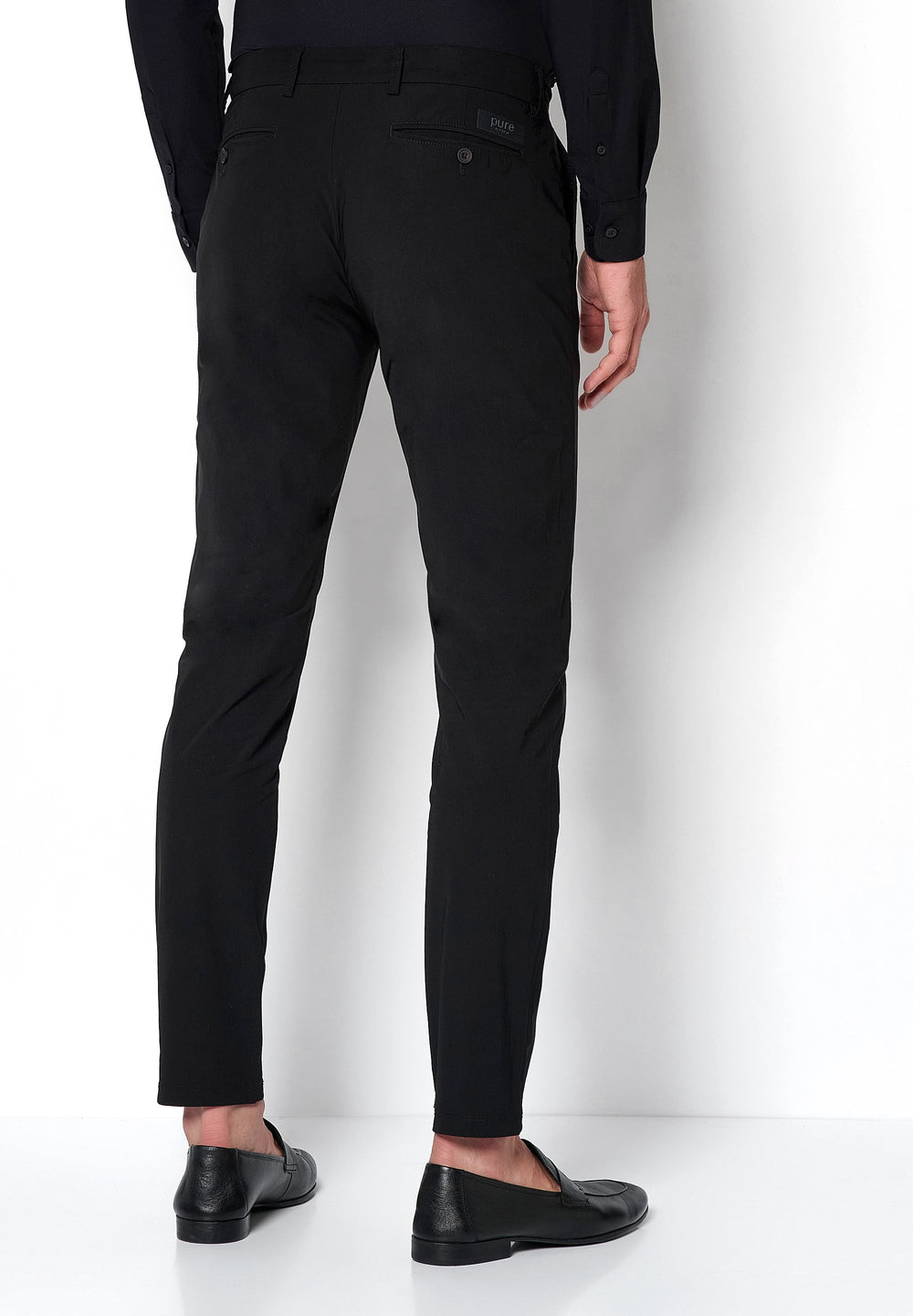 Rückansicht der schwarzen Herren Funktionshose mit schmaler Passform. Perfekt für Komfort und Performance im Alltag oder auf Reisen.