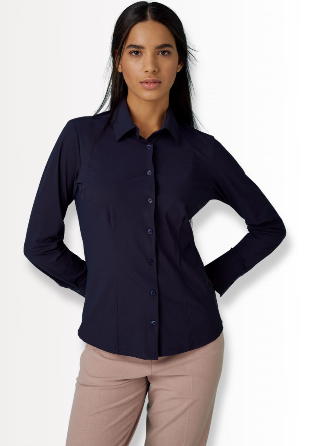 Damen Functional Bluse 7700-91910 in Blau, Slim Fit mit Langarm. Elegantes Design mit Knopfleiste und klassischem Kragen für Business und Alltag.