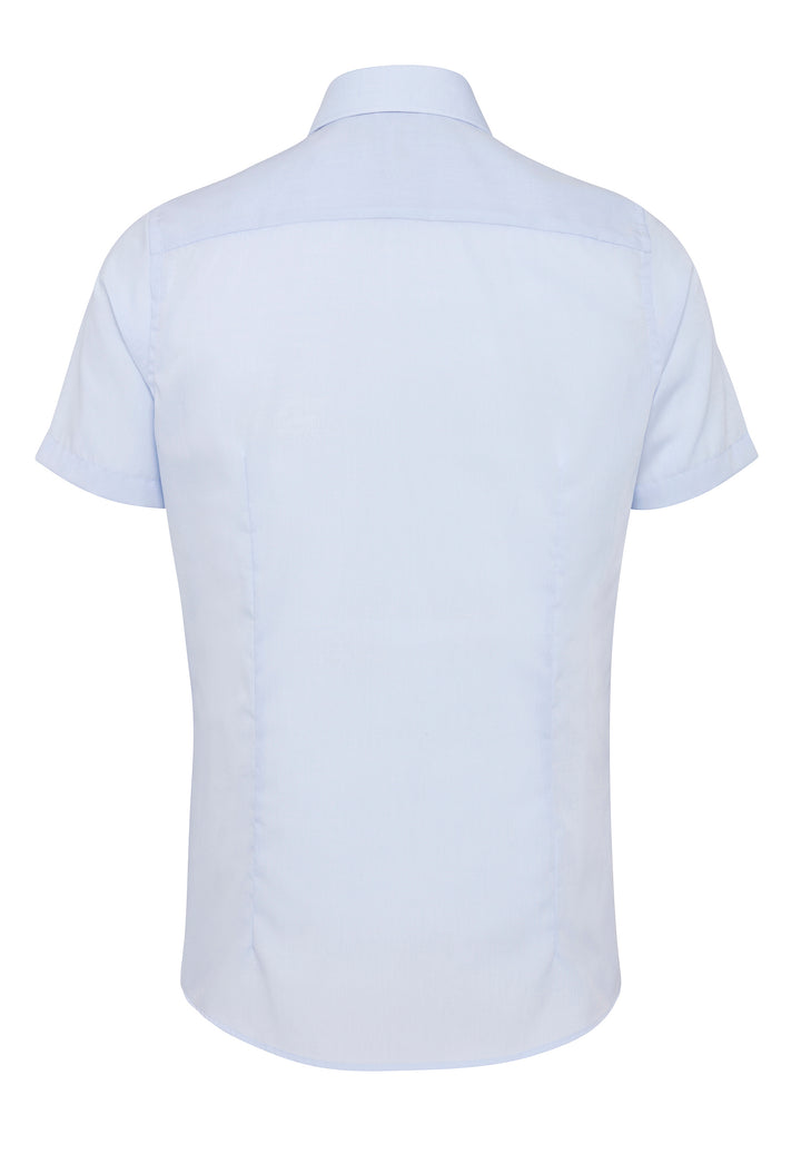 Rückansicht des blauen Herren City Hemds im Modern Fit. Kurzarm, bügelfrei und pflegeleicht, perfekt für den 40-Grad-Normalwaschgang.