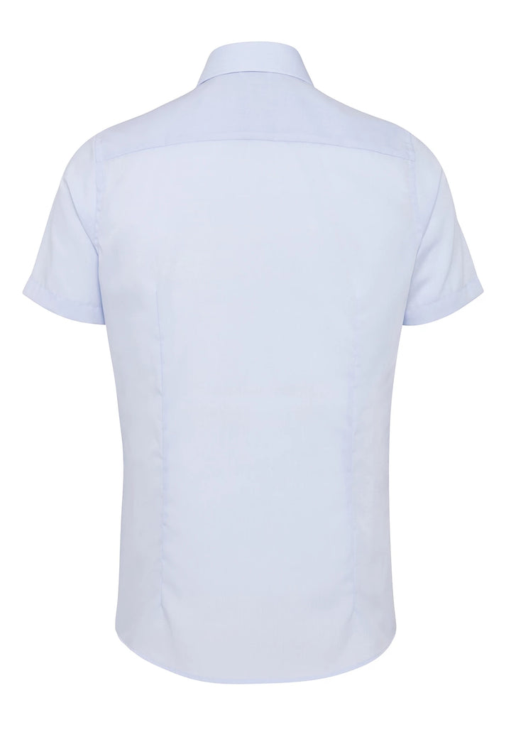 Rückansicht des blauen Herren City Hemds im Modern Fit. Kurzarm, bügelfrei und pflegeleicht, perfekt für den 40-Grad-Normalwaschgang.