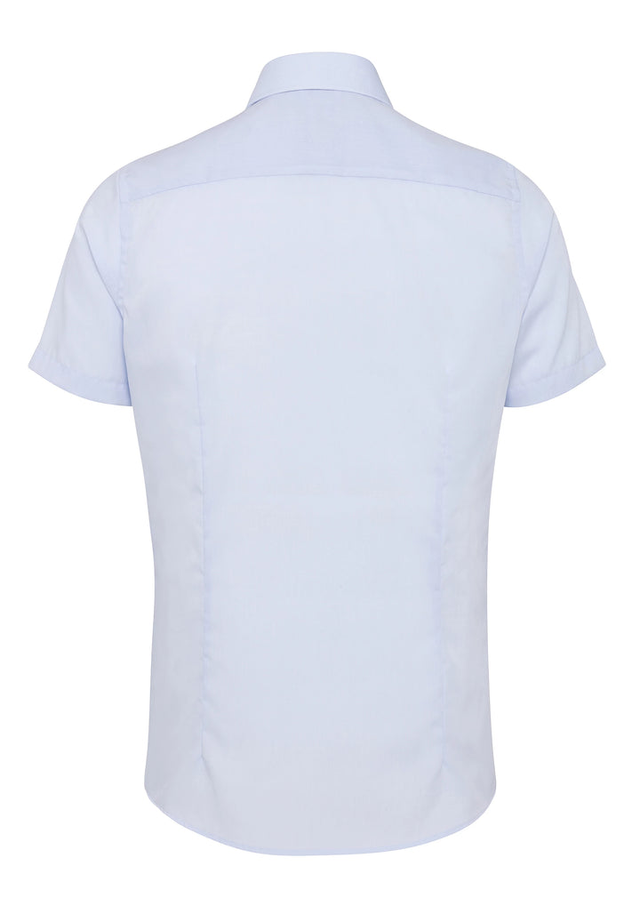 Rückansicht des blauen Herren City Hemds im Modern Fit. Kurzarm, bügelfrei und pflegeleicht, perfekt für den 40-Grad-Normalwaschgang.