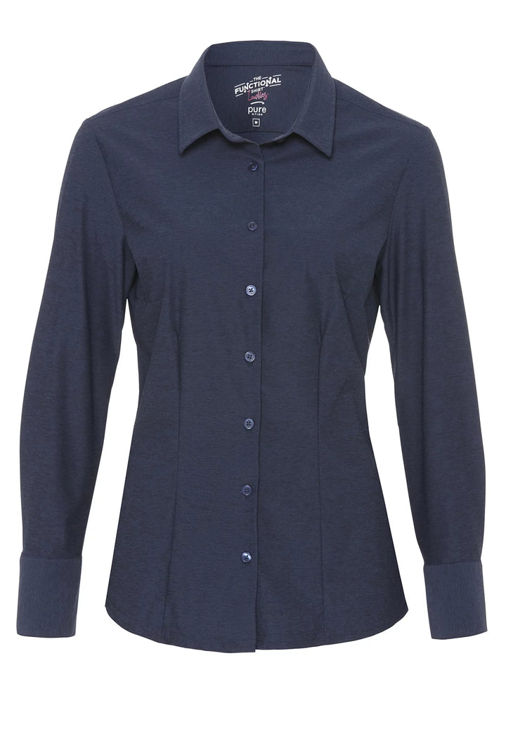 Zusammengelegtes blaues Herrenhemd mit extra langem Arm. Hochwertiges, pflegeleichtes und atmungsaktives Material, ideal für Business und Reisen.