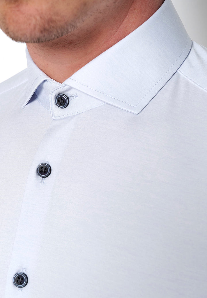 Nahaufnahme des Kragens am blauen Herren Funktionshemd. Elegantes Design mit dunklen Knöpfen und hochwertigem Stretch-Stoff.