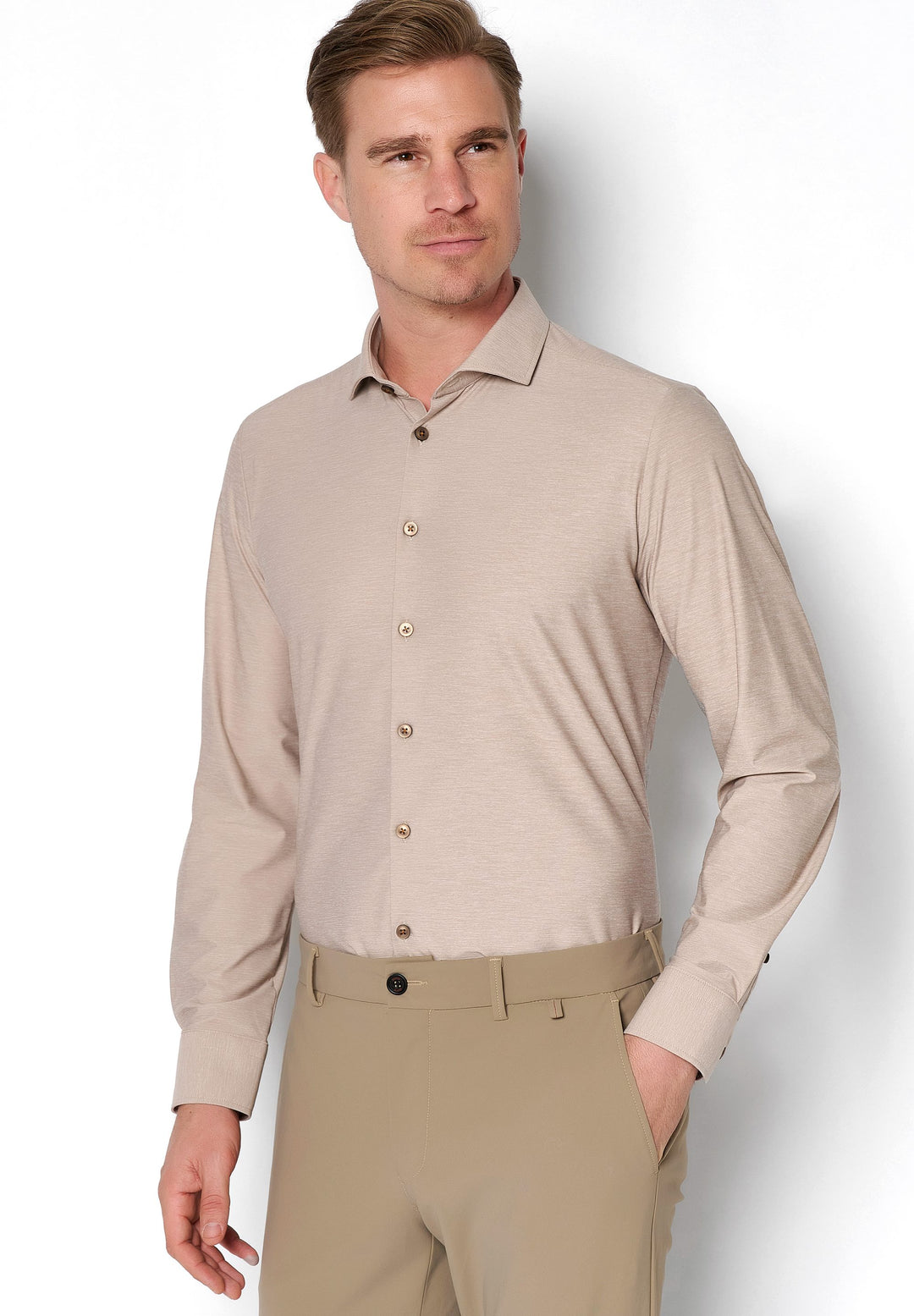 3389-21750 Funktionshemd beige für Herren mit langen Ärmeln. Leicht, knitterfrei und atmungsaktiv für optimalen Komfort und Bewegungsfreiheit.