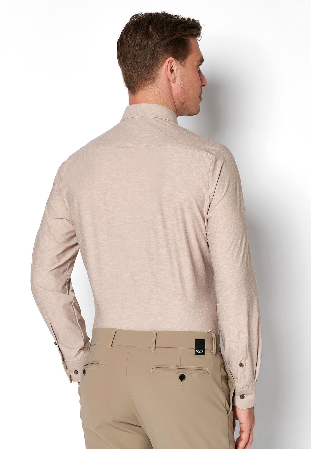 Rückansicht des beigen 3389-21750 Funktionshemds für Herren. Hochwertiges Material für maximalen Komfort, ideal für Business und Reisen.