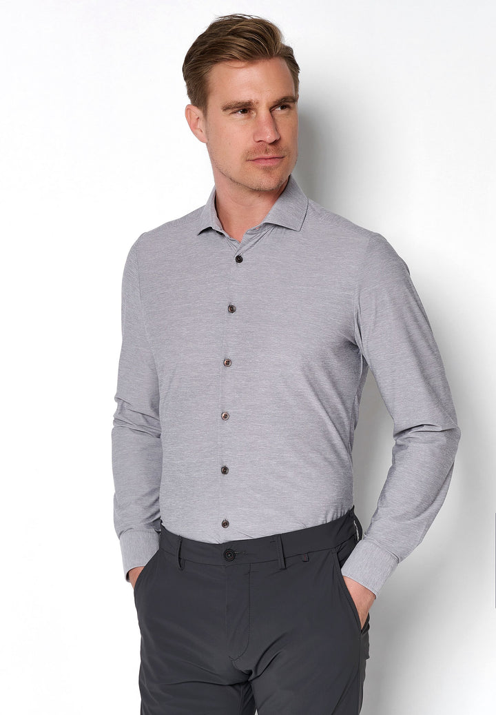 Grau Herren Funktionshemd mit Langarm und Knopfleiste, bequem und pflegeleicht. Atmungsaktives, schnelltrocknendes Material – ideal für Reisen.
