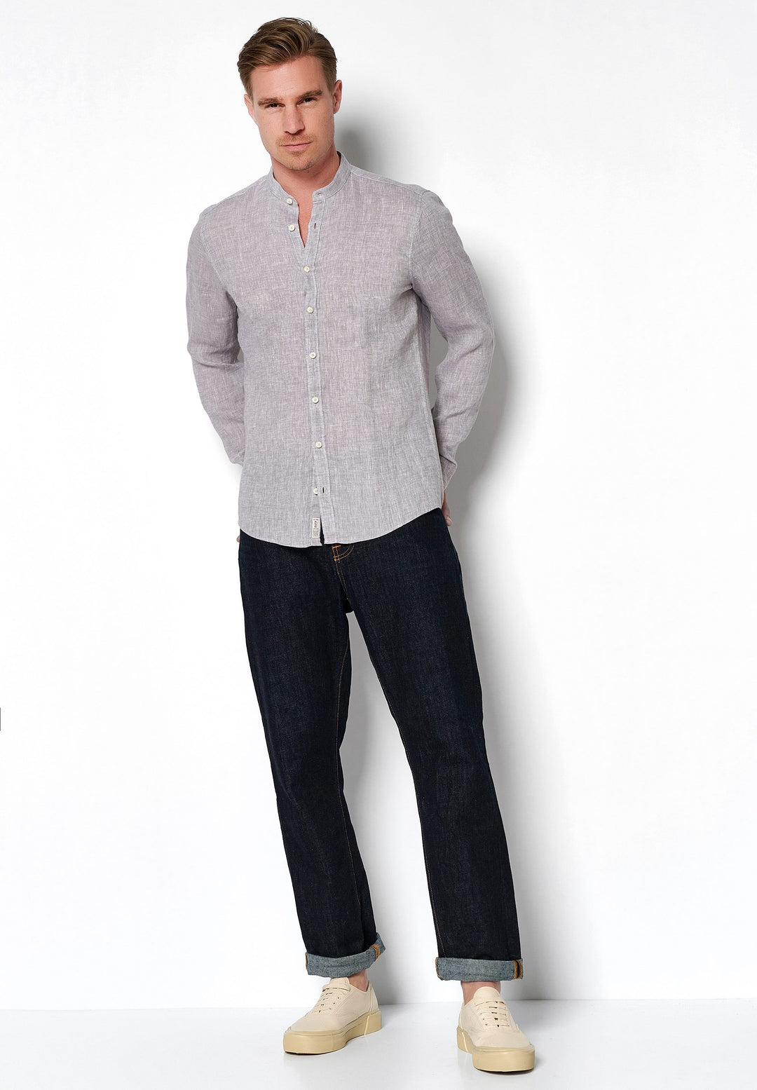 3805-21620 PURE Casual Herrenhemd in Grau mit Stehkragen und Langarm, aus 100% Leinen. Lässig kombiniert mit dunkler Jeans und Sneakern.