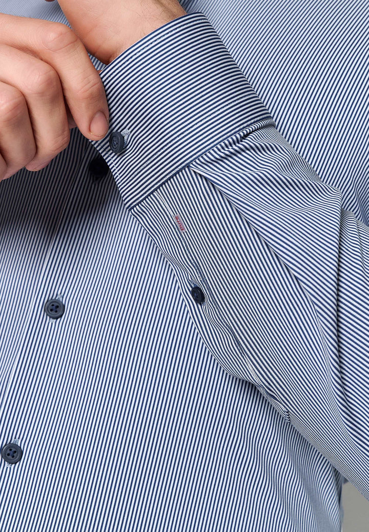 Detailaufnahme des 4028-21750 Hemds – Manschette mit feinen Streifen, dunklen Knöpfen und elastischem, schnell trocknendem Funktionsstoff.