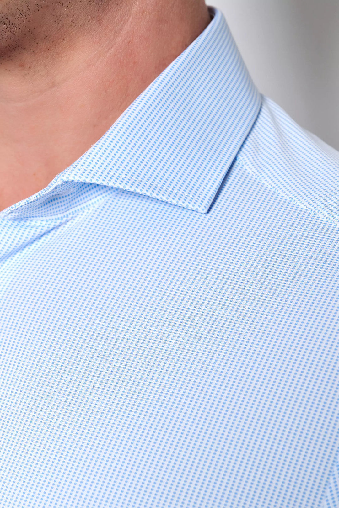Nahaufnahme des Kragens vom 4048-21750 Herren Funktionshemd in Blau. Feines Muster und hochwertiges Material für stilvollen Look und Komfort.