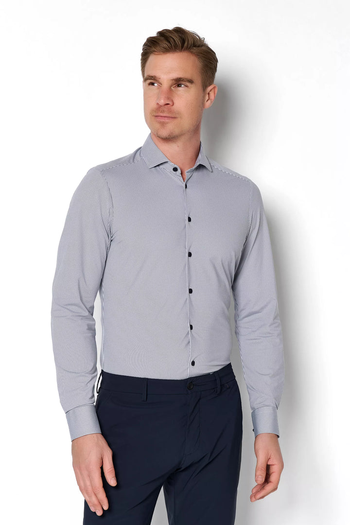 4048-21750 Funktionshemd Herren in Blau mit langem Arm, körpernaher Passform und hoher Bewegungsfreiheit. Atmungsaktiv, schnell trocknend und bügelfrei.