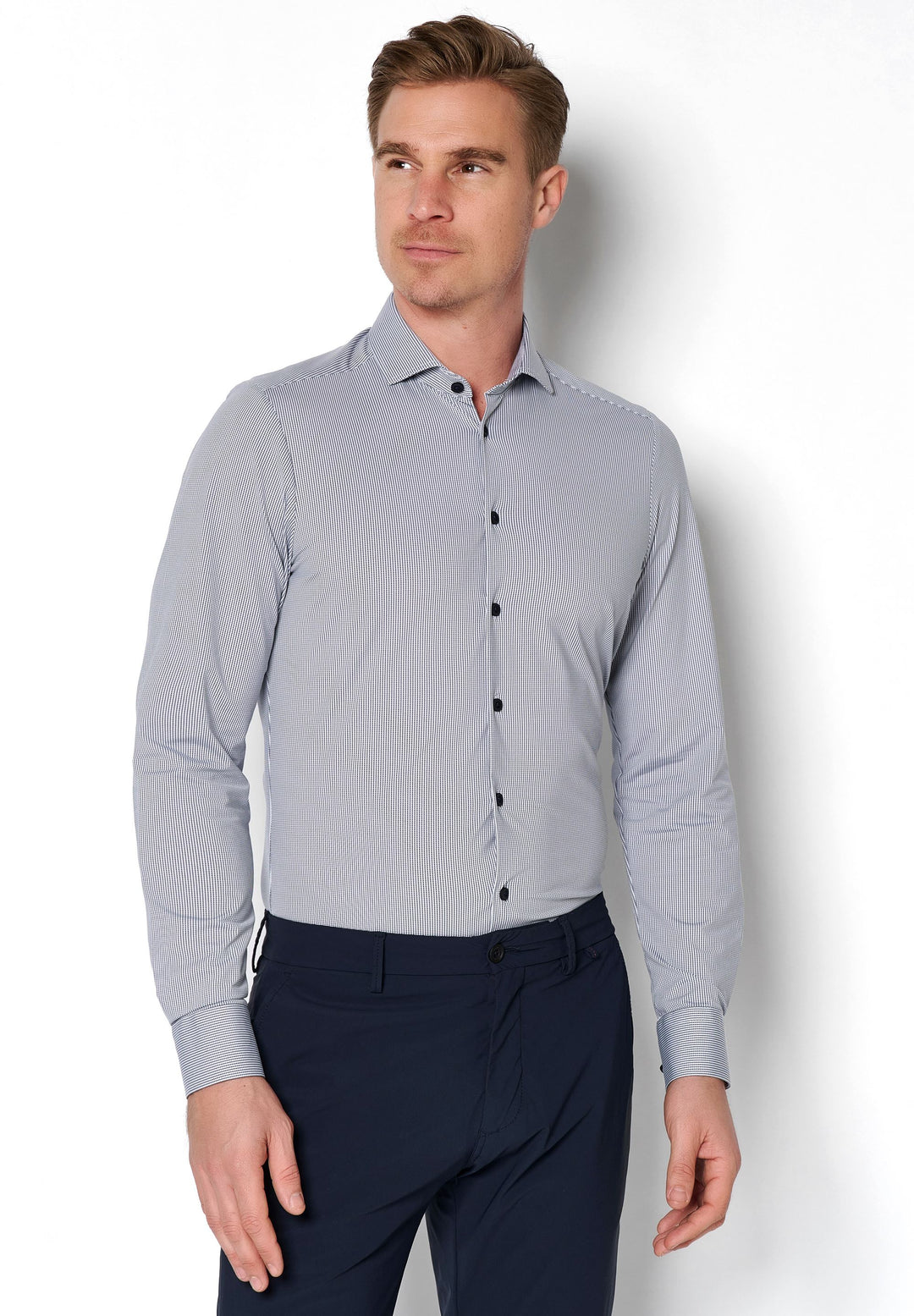 4048-21750 Funktionshemd Herren in Blau mit langem Arm, körpernaher Passform und hoher Bewegungsfreiheit. Atmungsaktiv, schnell trocknend und bügelfrei.