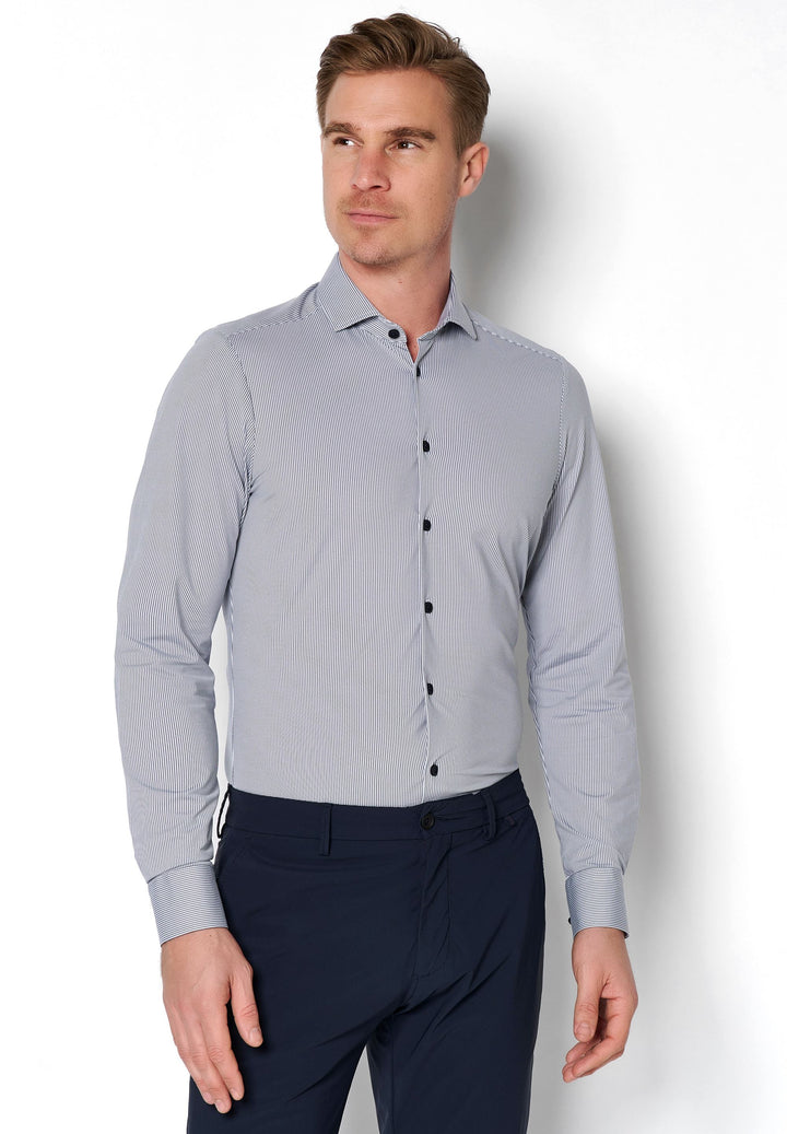 4048-21750 Funktionshemd Herren in Blau mit langem Arm, körpernaher Passform und hoher Bewegungsfreiheit. Atmungsaktiv, schnell trocknend und bügelfrei.