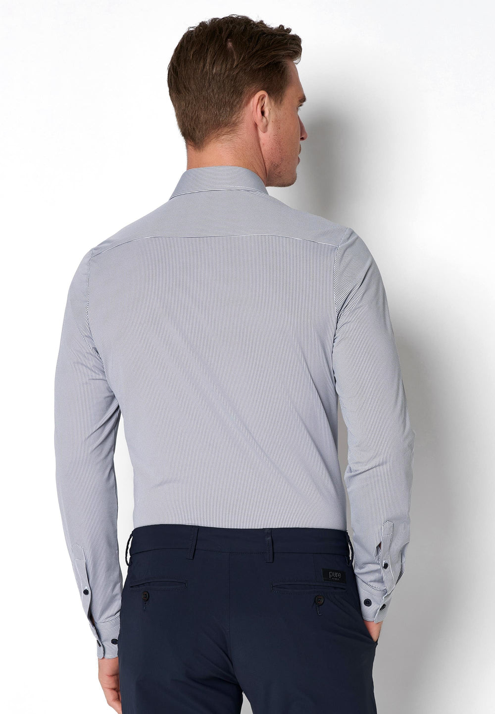 Rückansicht des 4048-21750 Funktionshemds für Herren in Blau. Komfortable Passform mit hoher Bewegungsfreiheit, ideal für Business und Alltag.