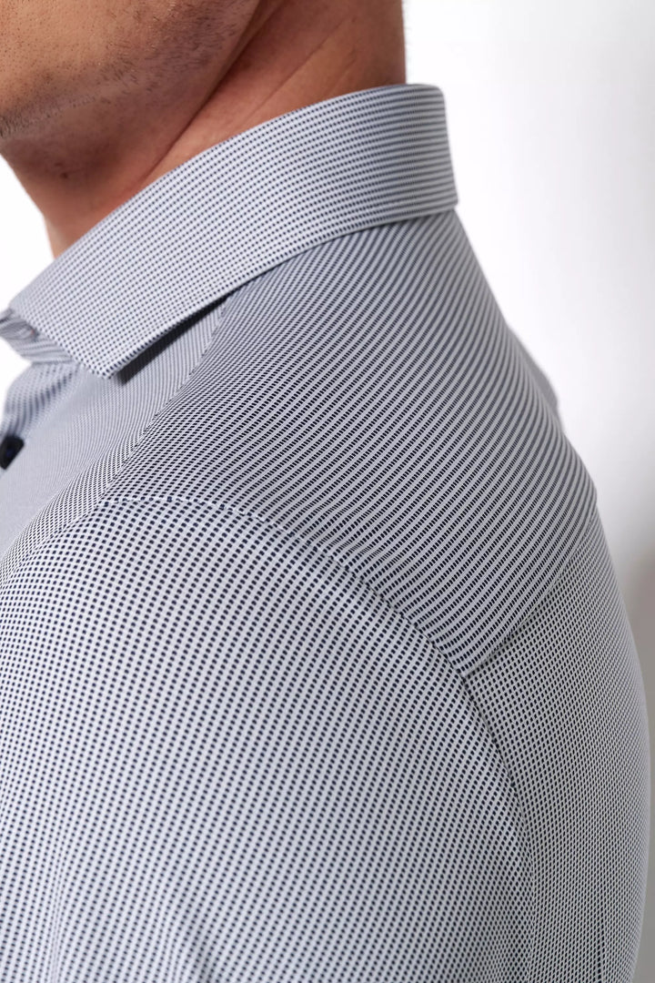 Detailaufnahme des 4048-21750 Funktionshemds in Blau. Hochwertiger Stoff mit feiner Struktur, atmungsaktiv, geruchshemmend und pflegeleicht.