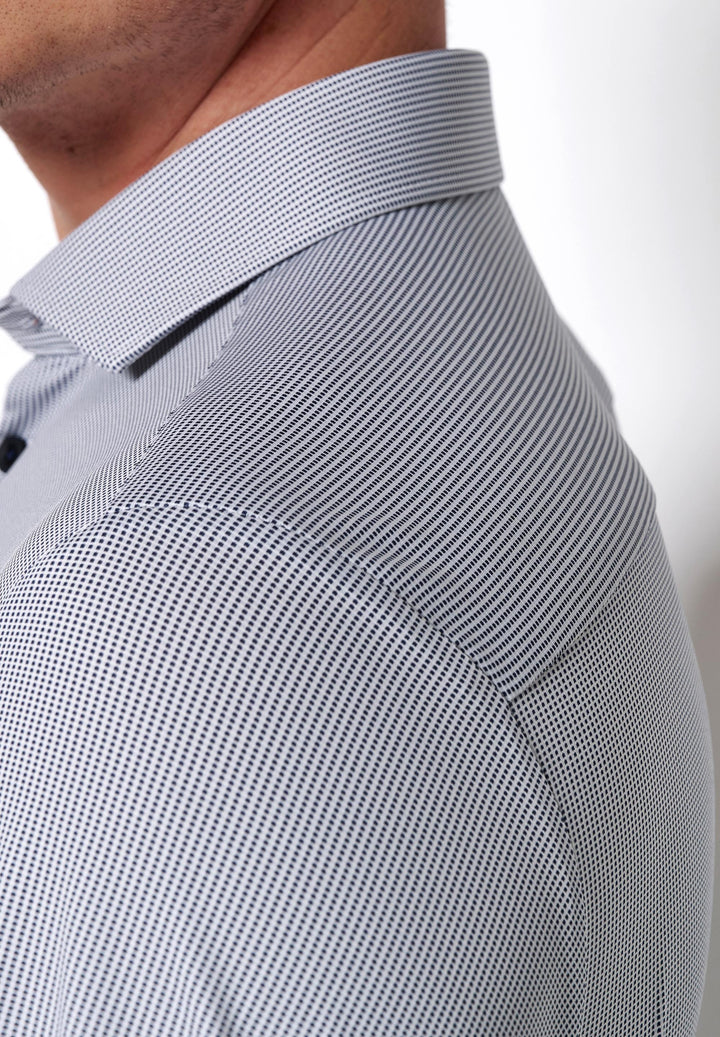 Detailaufnahme des 4048-21750 Funktionshemds in Blau. Hochwertiger Stoff mit feiner Struktur, atmungsaktiv, geruchshemmend und pflegeleicht.