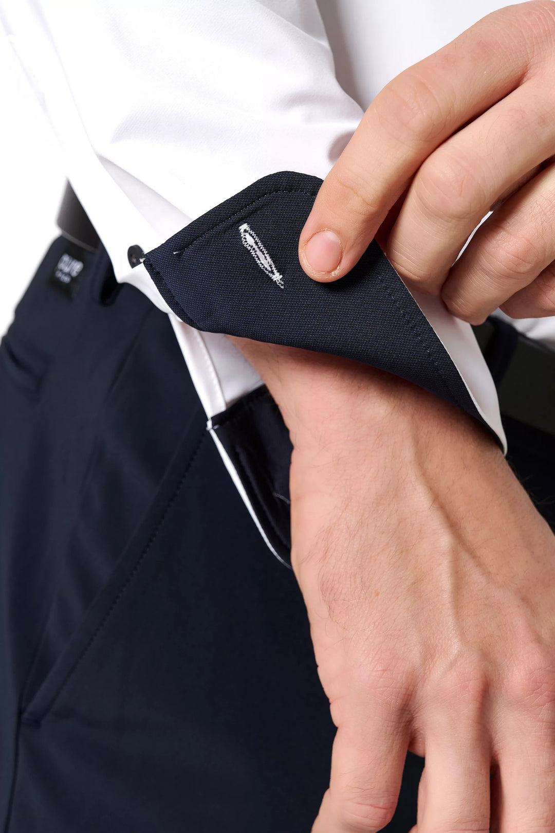 Detailaufnahme der Manschette des 4056-21750 Herren Funktionshemds in Weiß. Hochwertige Verarbeitung mit kontrastierendem Innenfutter.