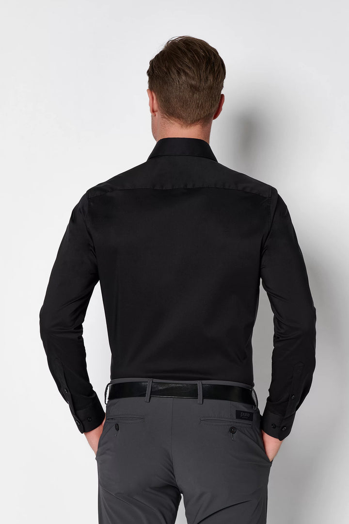 Rückansicht des 4059-21709 PURE FLXBL Hemds in Schwarz. Langarm-Design mit flexibler Passform für maximalen Komfort und Bewegungsfreiheit.