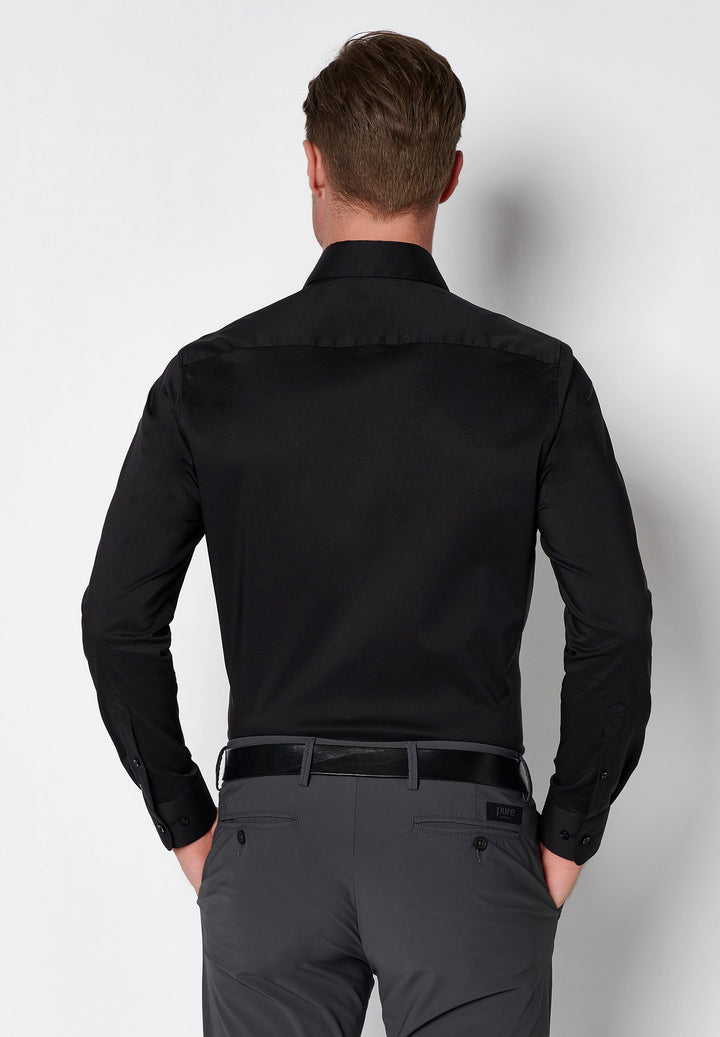Rückansicht des 4059-21709 PURE FLXBL Hemds in Schwarz. Langarm-Design mit flexibler Passform für maximalen Komfort und Bewegungsfreiheit.