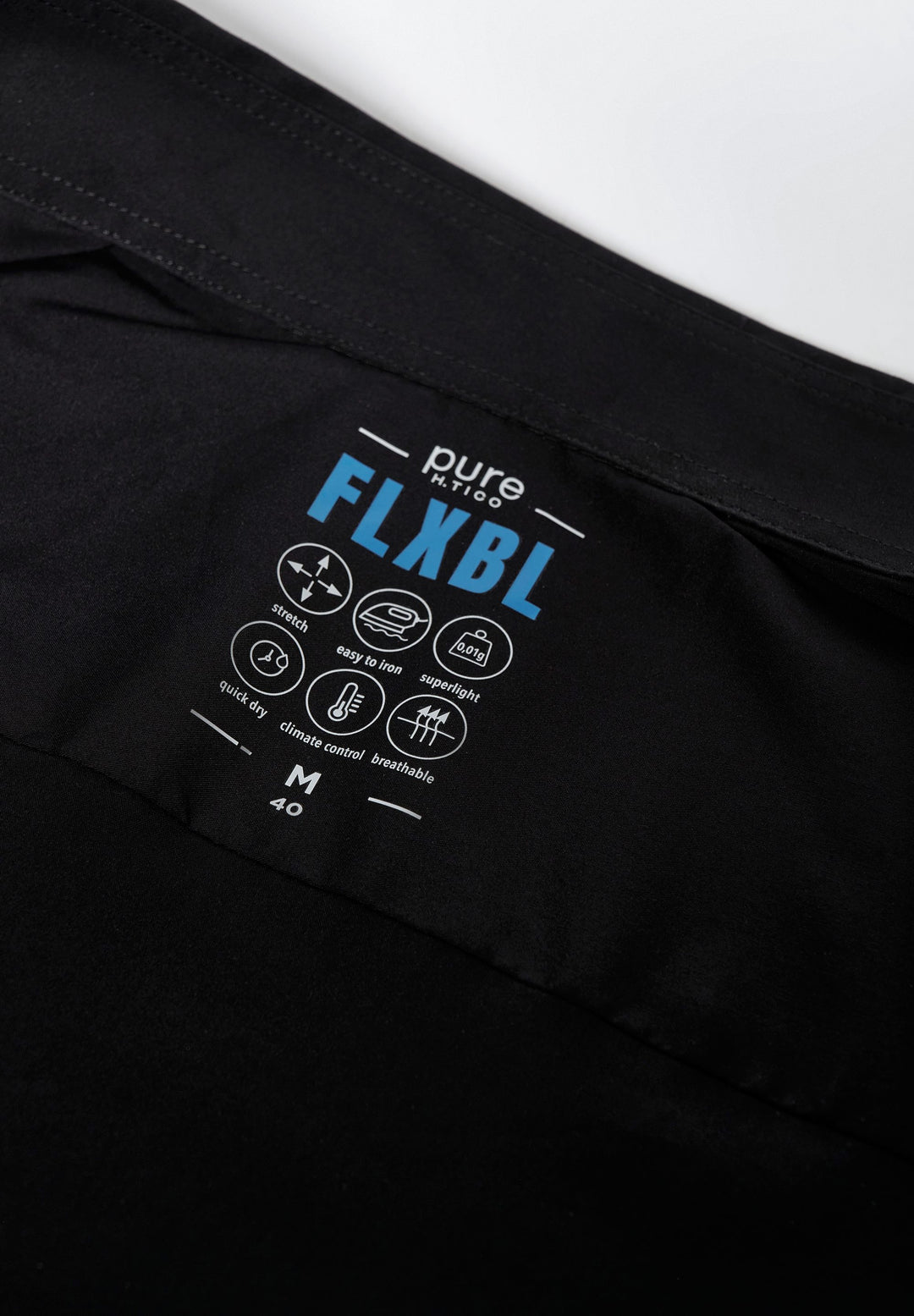 Detailaufnahme des 4059-21709 PURE FLXBL Hemds mit Label-Innendruck. Atmungsaktives, pflegeleichtes Material für höchsten Tragekomfort.