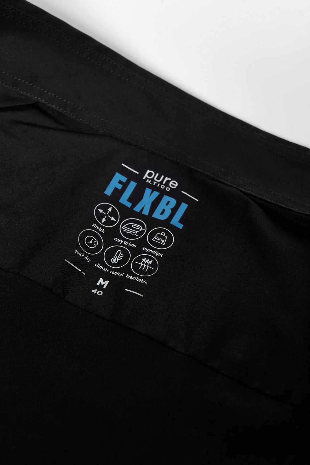 Detailaufnahme des 4059-21709 PURE FLXBL Hemds mit Label-Innendruck. Atmungsaktives, pflegeleichtes Material für höchsten Tragekomfort.