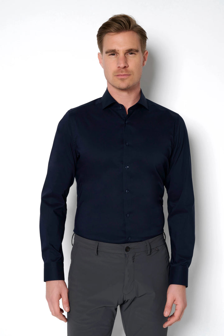 Elegantes 4059-21709 PURE FLXBL Hemd in Blau mit Langarm und Flexible Fit, getragen von einem Modell. Perfekt für Business und Freizeit.