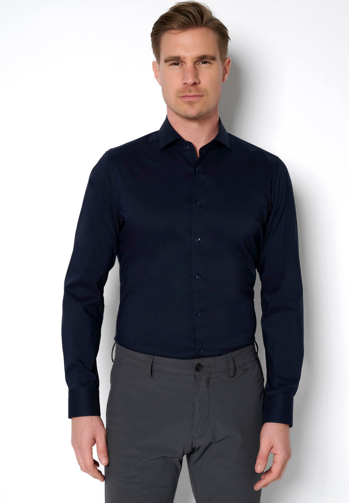 Elegantes 4059-21709 PURE FLXBL Hemd in Blau mit Langarm und Flexible Fit, getragen von einem Modell. Perfekt für Business und Freizeit.