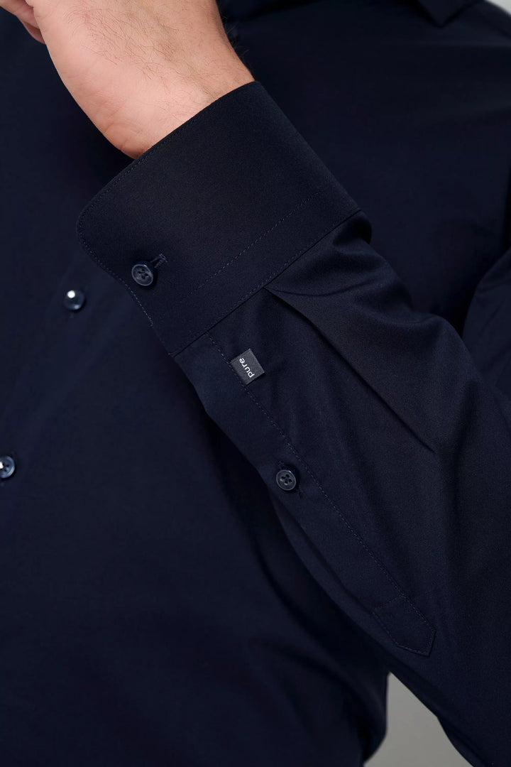 Detailaufnahme des Ärmels vom 4059-21709 PURE FLXBL Hemd in Blau. Hochwertige Knöpfe und dezentes PURE-Logo für stilvolle Eleganz.