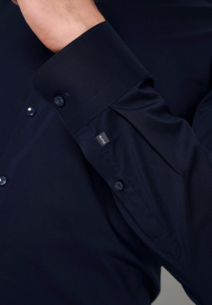 Detailaufnahme des Ärmels vom 4059-21709 PURE FLXBL Hemd in Blau. Hochwertige Knöpfe und dezentes PURE-Logo für stilvolle Eleganz.
