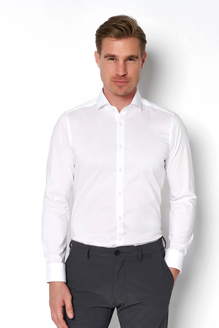 4059-21709 PURE FLXBL Herrenhemd in Weiß mit Langarm und Flexible Fit. Elegantes Business-Hemd mit klassischem Kragen und hoher Bewegungsfreiheit.