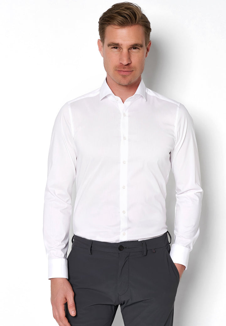 4059-21709 PURE FLXBL Herrenhemd in Weiß mit Langarm und Flexible Fit. Elegantes Business-Hemd mit klassischem Kragen und hoher Bewegungsfreiheit.