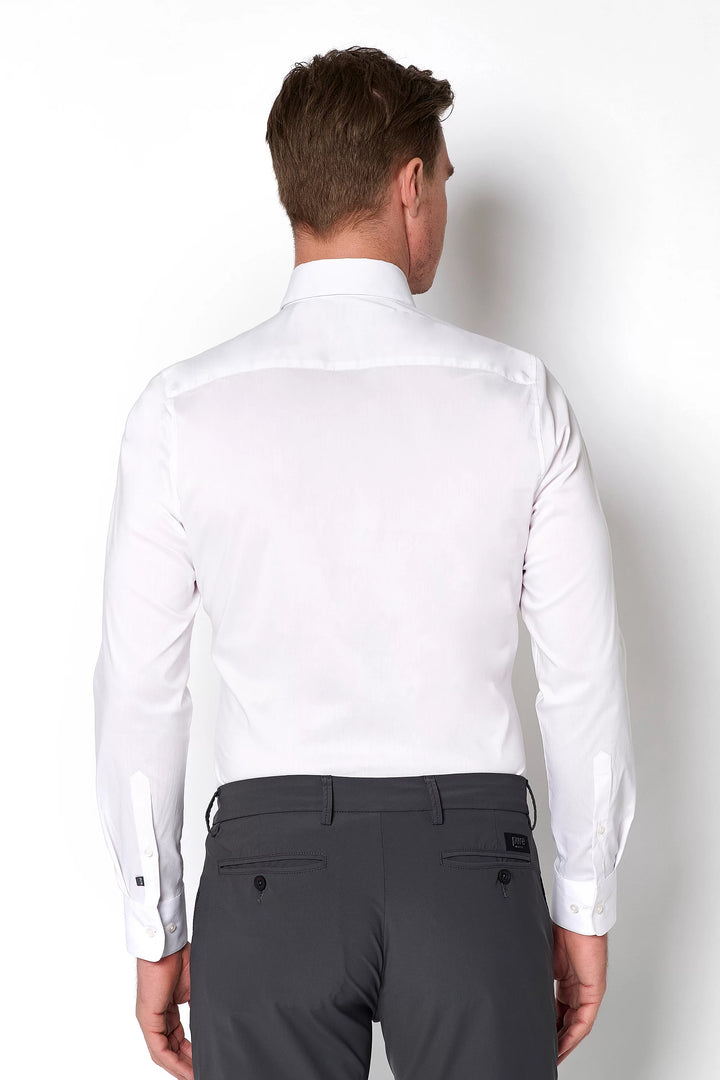 Rückansicht des 4059-21709 PURE FLXBL Hemds in Weiß. Langarm-Design mit flexiblem Sitz für maximalen Komfort und stilvolles Auftreten.