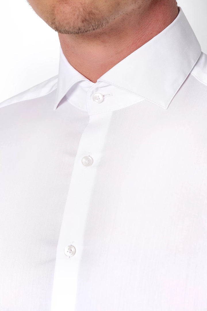 Nahaufnahme des weißen 4059-21709 PURE FLXBL Hemds mit klassischem Kragen und Knopfleiste. Hochwertiges Material für Atmungsaktivität und Flexibilität.