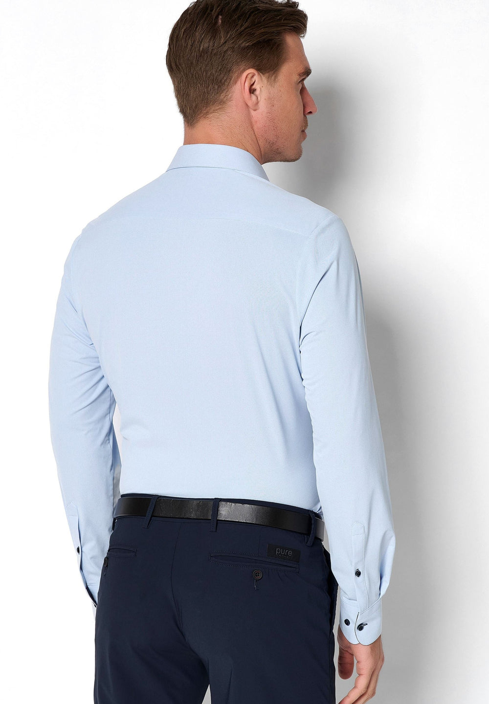 Rückansicht des 4060-21177 PURE Functional Hemds in Blau. Elegantes Design mit langen Ärmeln und hochwertiger Verarbeitung für Herren.