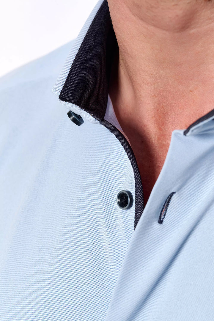 Detailaufnahme des Kragens vom 4060-21177 PURE Functional Hemd in Blau. Kontrastfarbene Akzente und stilvolle Knöpfe für einen modernen Look.