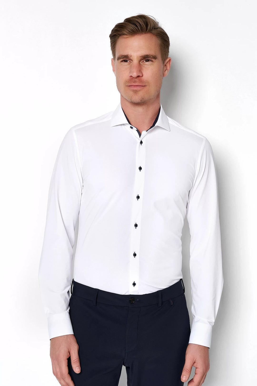 PURE 4060-21177 weißes Functional Hemd für Herren mit Langarm, schwarzer Knopfleiste und modernem Schnitt, ideal für Business-Looks.