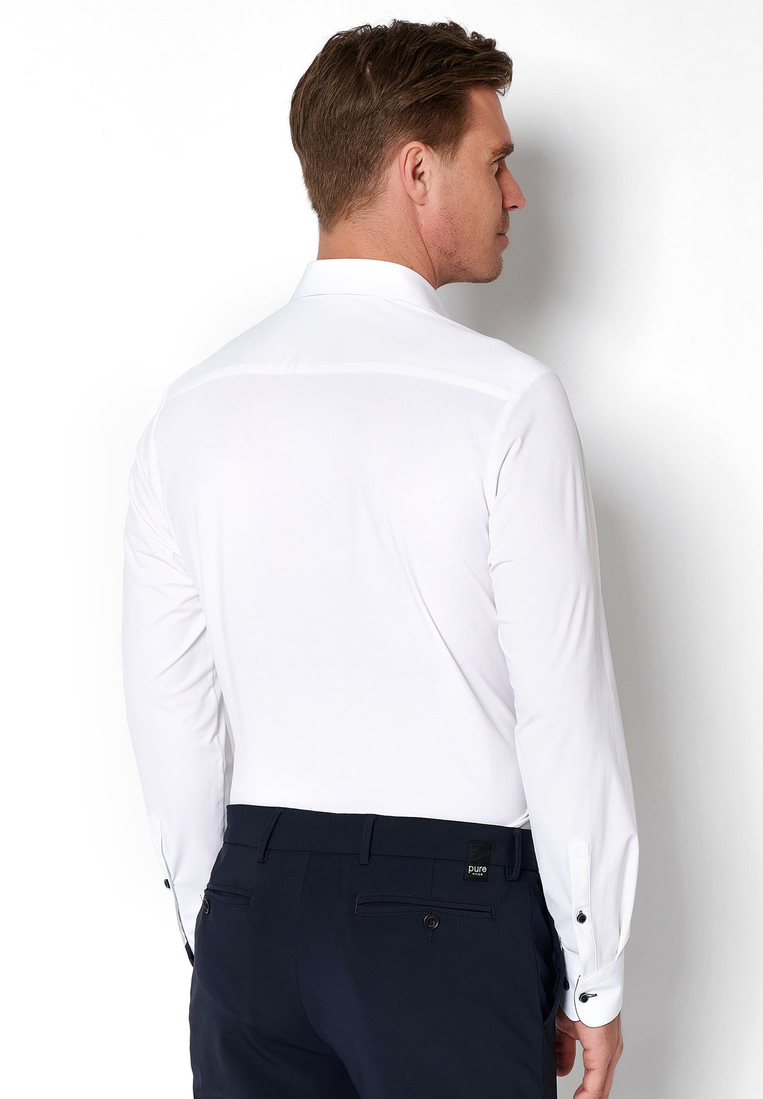 Rückansicht des PURE 4060-21177 weißen Functional Hemds für Herren mit Langarm, taillierter Passform und eleganten Manschetten.