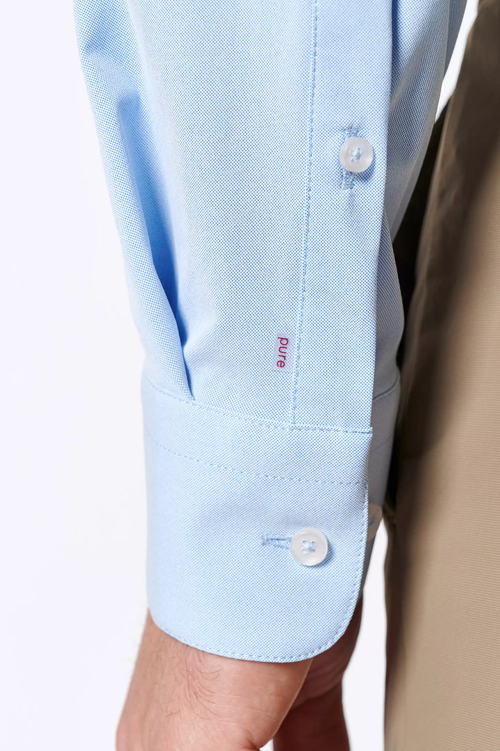 Detailansicht des 4061-21171 PURE Functional Hemds in Blau. Hochwertige Manschette mit Knöpfen und dezenter Markenstickerei.