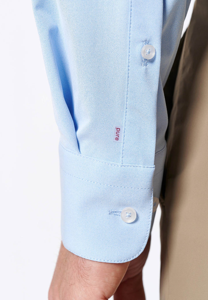 Detailansicht des 4061-21171 PURE Functional Hemds in Blau. Hochwertige Manschette mit Knöpfen und dezenter Markenstickerei.