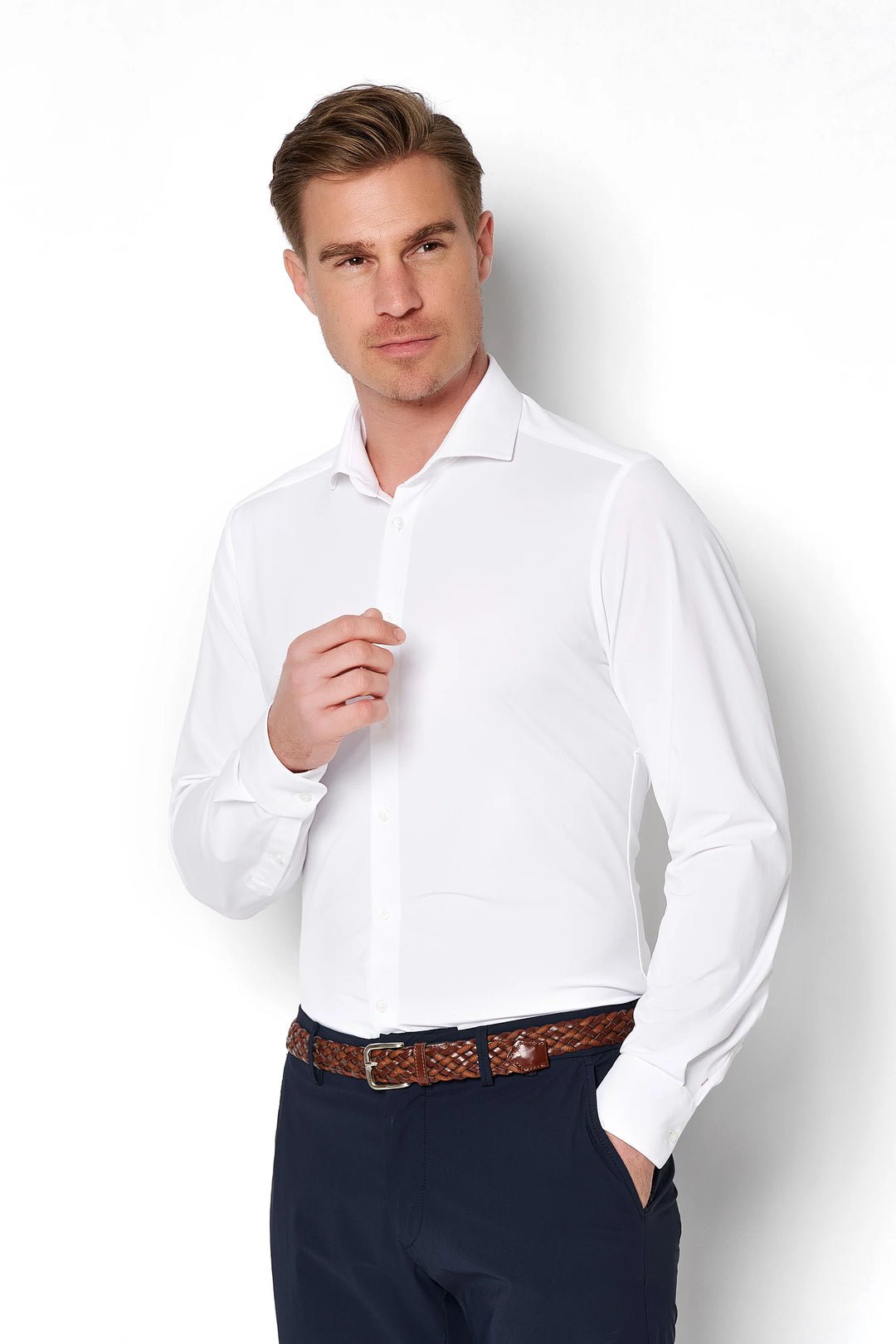 4061-21171 PURE Functional Hemd Langarm in Weiß, stilvoll kombiniert mit dunkler Hose. Perfekt für Business und elegante Anlässe.