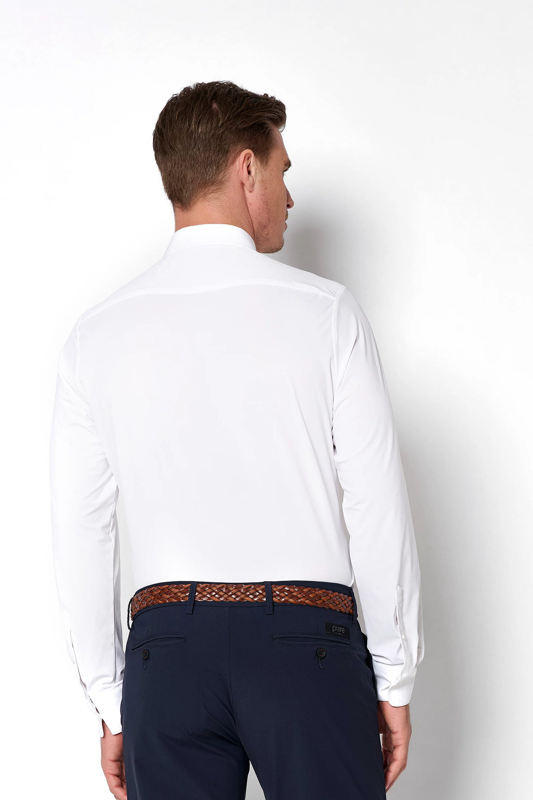 Rückansicht des 4061-21171 PURE Functional Hemds in Weiß. Hochwertiges Material und bequeme Passform für Herren im Business-Look.