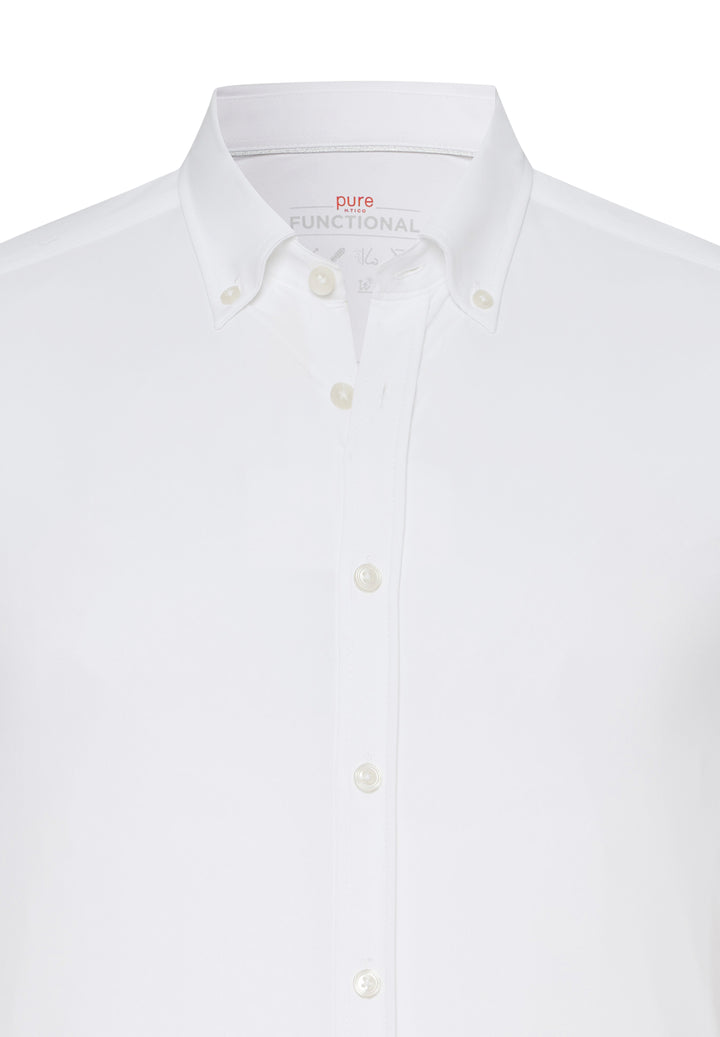 Nahaufnahme des Kragens vom 4061-21250 PURE Functional Hemd in Weiß. Button-Down-Kragen und funktionales Material für maximalen Komfort.