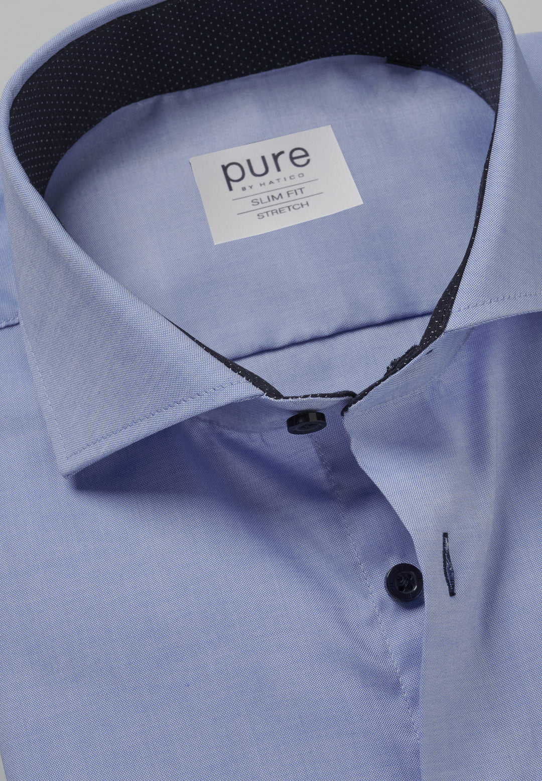 Blaues Business Hemd slim fit mit Hai Kragen und dunklem Innenfutter