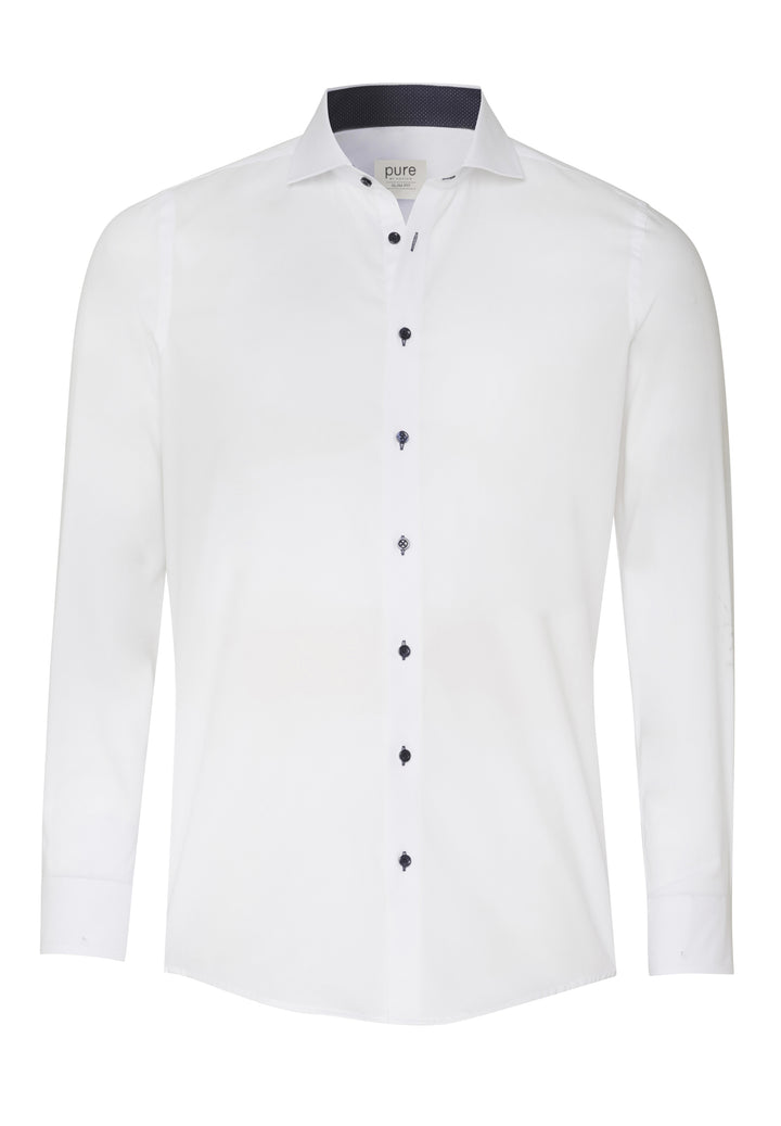 Weisses Business Hemd slim fit mit Hai Kragen und dunklen Knöpfen