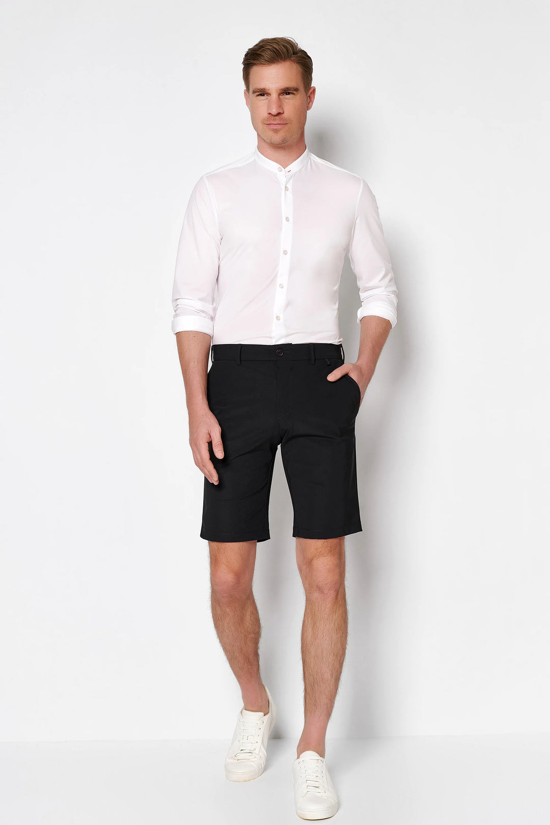 Schwarze 4798-92975 PURE Functional Bermuda für Herren mit funktionalem Schnitt. Leichte, elegante Shorts für vielseitige Anlässe.