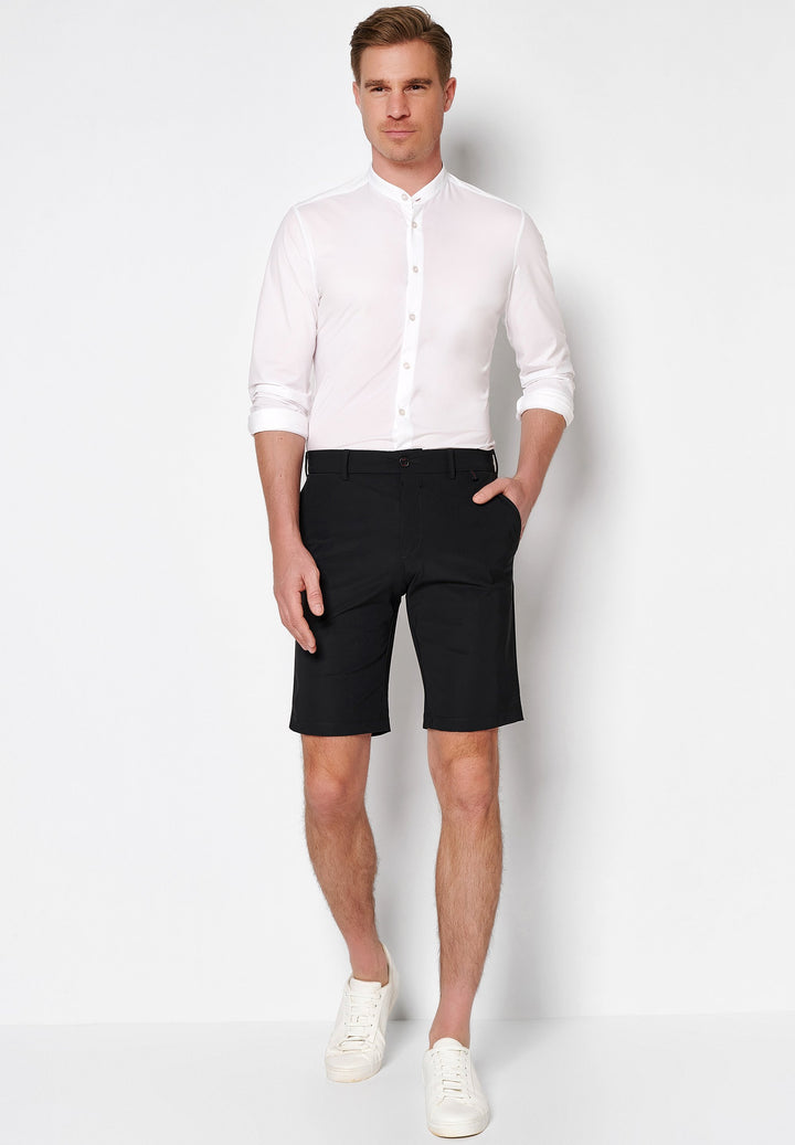 Schwarze 4798-92975 PURE Functional Bermuda für Herren mit funktionalem Schnitt. Leichte, elegante Shorts für vielseitige Anlässe.