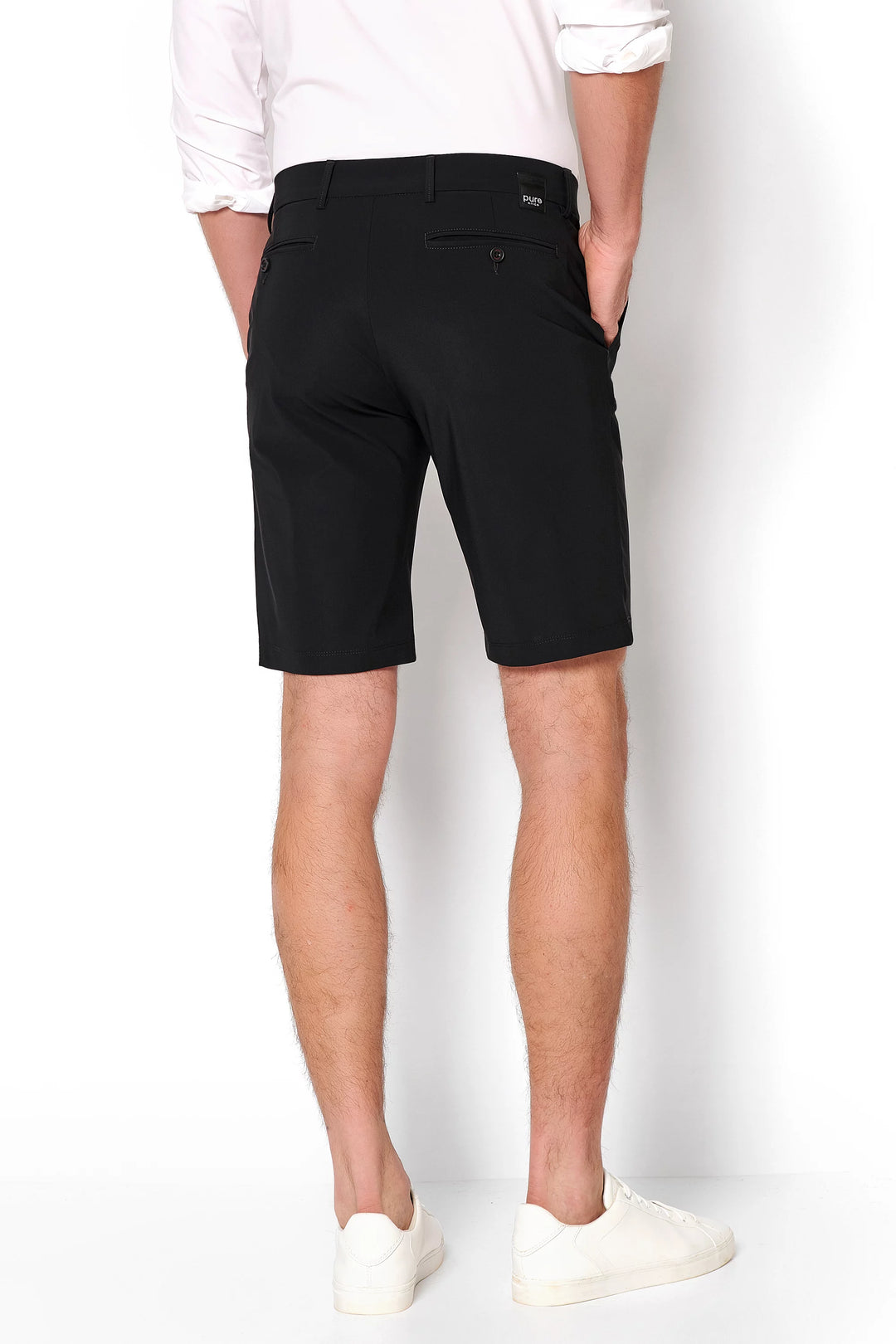 Rückansicht der 4798-92975 PURE Functional Bermuda in Schwarz. Stilvolle Herrenshorts mit praktischen Gesäßtaschen und modernem Design.