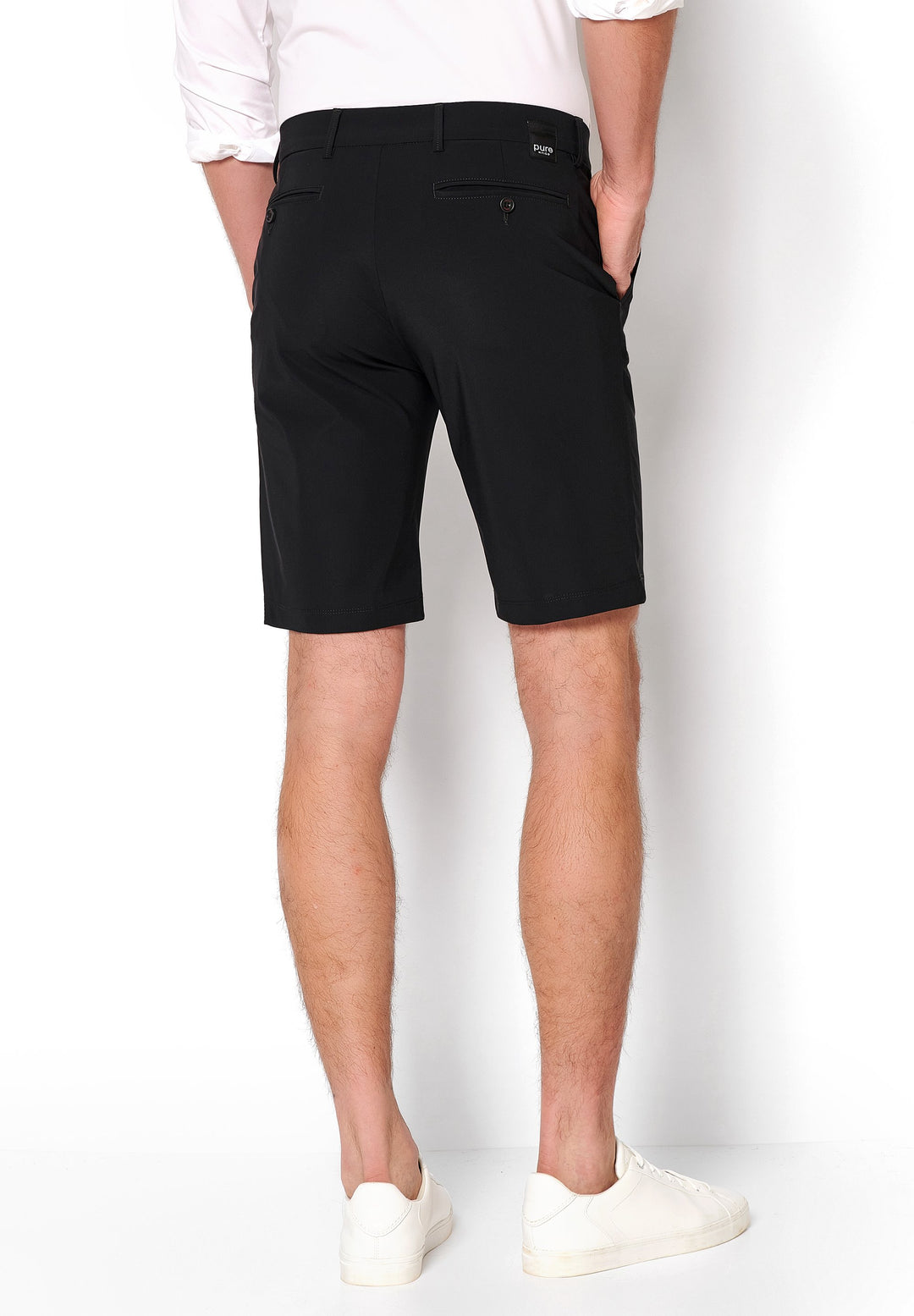 Rückansicht der 4798-92975 PURE Functional Bermuda in Schwarz. Stilvolle Herrenshorts mit praktischen Gesäßtaschen und modernem Design.