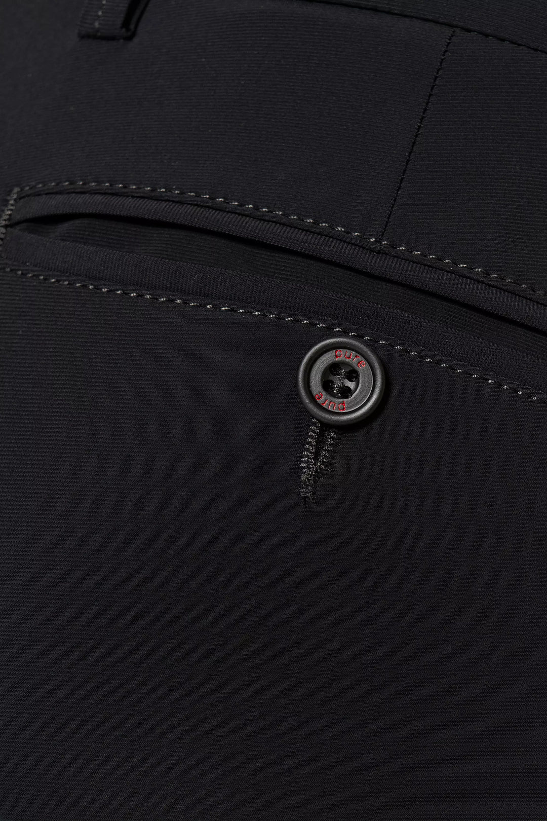 Detailansicht der Gesäßtasche der 4798-92975 PURE Functional Bermuda. Hochwertige Verarbeitung mit Knopfverschluss und feinen Nähten.