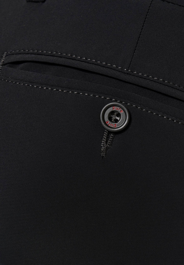 Detailansicht der Gesäßtasche der 4798-92975 PURE Functional Bermuda. Hochwertige Verarbeitung mit Knopfverschluss und feinen Nähten.